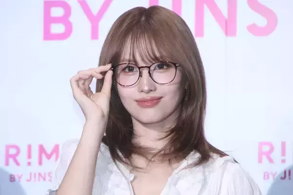 MISAMO・MOMO、SANAにカバンの中身を明かされ照れ笑い「種類ごとに入れてます」