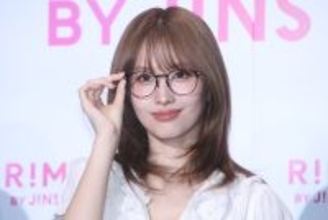 MISAMO・MOMO、SANAにカバンの中身を明かされ照れ笑い「種類ごとに入れてます」