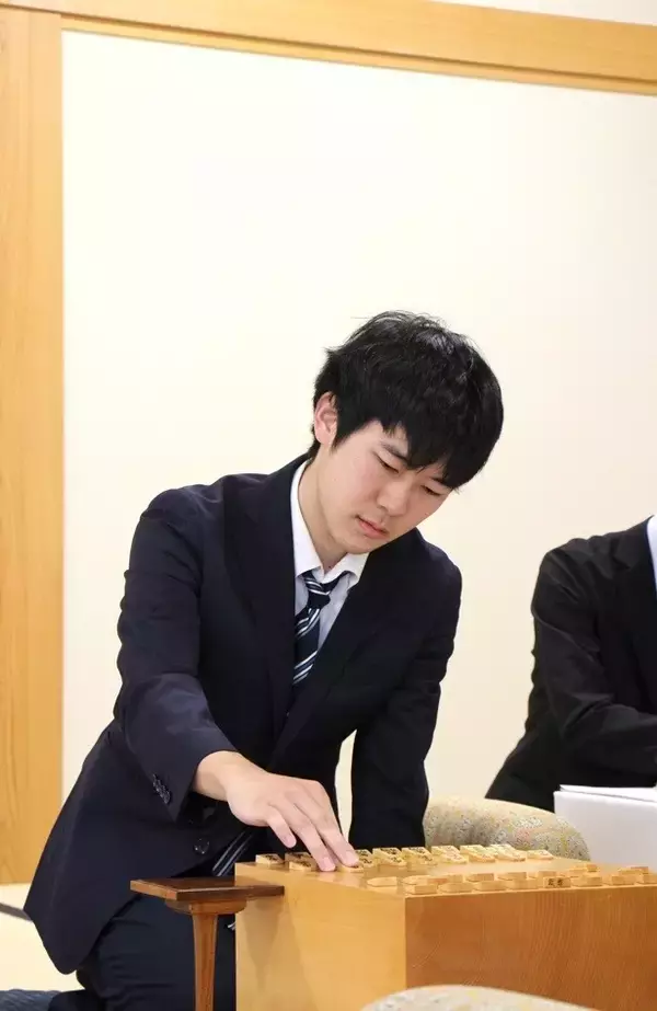 なぎ様戴冠に黄信号！？　永井三段が逆転で「三段新人王」に王手　第57期新人王戦決勝三番勝負第１局