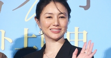 井川遥、深いスリットから美脚のぞかせる　大人な雰囲気で魅了