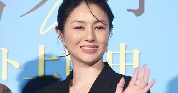 井川遥、深いスリットから美脚のぞかせる　大人な雰囲気で魅了