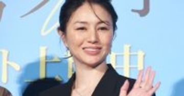 井川遥、深いスリットから美脚のぞかせる　大人な雰囲気で魅了