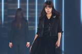 「池田エライザ、ボリュームスカートなびかせ圧巻ランウェイ　観客熱視線」の画像1