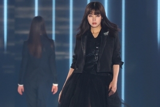 池田エライザ、ボリュームスカートなびかせ圧巻ランウェイ　観客熱視線