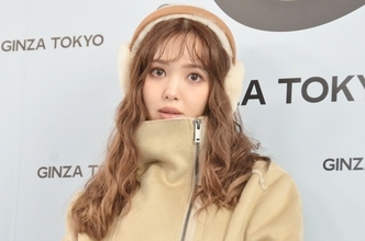 藤田ニコル、スリットから美脚見せ　冬コーデで登場「小顔効果もあるイヤーマフをつけて」