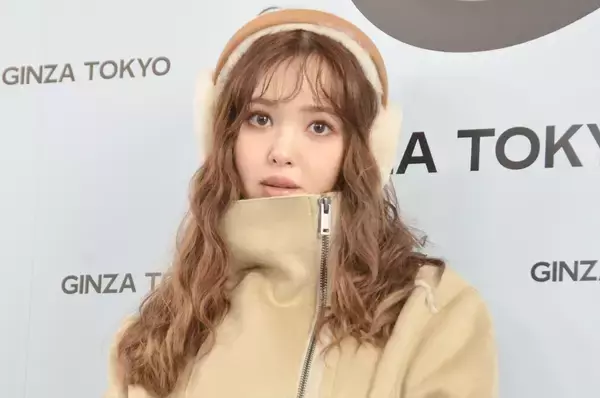 藤田ニコル、スリットから美脚見せ　冬コーデで登場「小顔効果もあるイヤーマフをつけて」