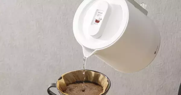 ニトリ、エディオンと共同開発の電気ケトル - レバーで湯量切替、転倒時も安心設計