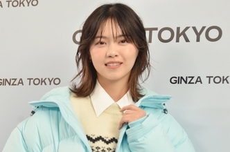 西野七瀬、水色ダウンがキュートな冬コーデで笑顔「雪っぽい感じに」