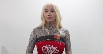 全身タトゥーの美人彫り師、「30歳までに死のうと思ってた」と語るほどの壮絶な過去