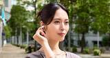 「Shokz、イヤーカフ型イヤホンに本腰　1万円台の製品も用意して若年層狙う」の画像1