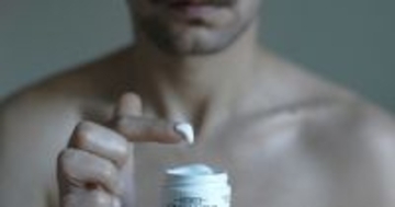 男性のスキンケア、年代が高いほど「美容への関心が高い」ことが判明、20代と50代では肌への“意識格差”も