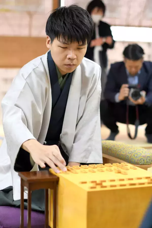 見えた初タイトル！ 増田八段が再び後手番ブレイクで藤井棋王を窮地に　第51期棋王戦コナミグループ杯五番勝負第３局