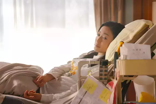 「日に日に体の自由が効かなくなり…難病を抱える母を高校生の息子が介護するようになりぎこちない関係に　映画『90メートル』場面写真」の画像