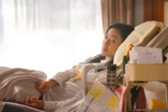 日に日に体の自由が効かなくなり…難病を抱える母を高校生の息子が介護するようになりぎこちない関係に　映画『90メートル』場面写真