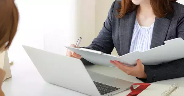 「生命保険営業のほとんどが女性」なのは日本だけ、戦後に生まれた特殊モデルの正体