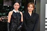 「柴咲コウ、スリットから美脚チラリ　川口春奈とレッドカーペットで美の共演」の画像1