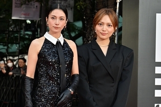 柴咲コウ、スリットから美脚チラリ　川口春奈とレッドカーペットで美の共演