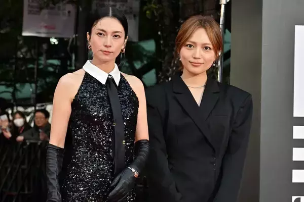 柴咲コウ、スリットから美脚チラリ　川口春奈とレッドカーペットで美の共演