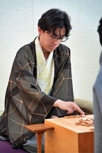 銀捨ての鬼手で勝負あり！　伊藤匠二冠が藤井聡太王位の粘り振り切ってタイに　伊藤園お～いお茶杯第67期王位戦七番勝負第４局