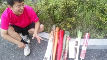 突っ張り棒、長ネギ、ソーセージ……世界一のバトントワラーが一番回しやすいものは何か