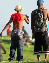 ズボンから下着が見えたら罰金刑!?