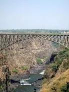 国境でジャンプ！　高さ111mのバンジー