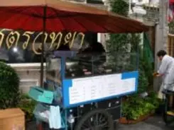 熱帯・タイの路上で握られている寿司