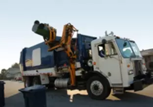 豪快すぎるアメリカのゴミ収集車