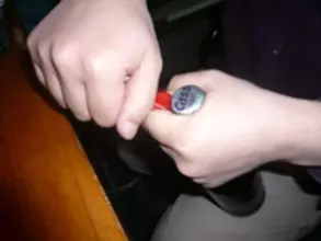 韓国人はライターでビール瓶のふたを開ける