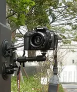 デジカメを垂直の壁に!? 貼り付けてみる