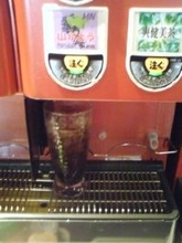 ドリンクバーで出てくる、あの「透明の液体」って何？