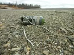 道路になぜか、片方だけ落ちている靴