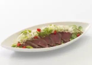 居酒屋で、カンガルーの肉を味わう