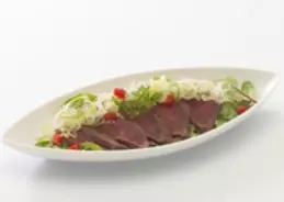 居酒屋で、カンガルーの肉を味わう