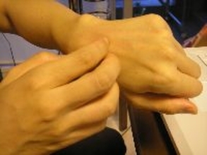 かゆいところを「他人」に掻いてもらう快感