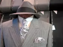 なぜ、老紳士はスーツと帽子をセットで着こなすのか？