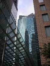 東京の街に増えている、謎の「緑のビル」について