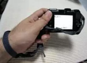 コンパクトデジカメにストラップは必要か？