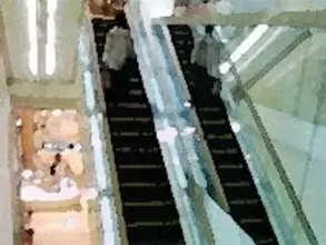 エスカレーター横の壁が鏡張りの理由って？