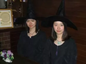 “魔女”が前世にコンタクトし、メッセージを伝えてくれるカフェ