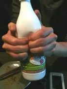 韓国人に聞く、マッコリボトルの鮮やかな振り方・開け方