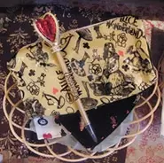 レアものを探せ！ 魅惑のアリスグッズ