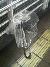 道路わきの捨てられた傘、誰が片づけるの？
