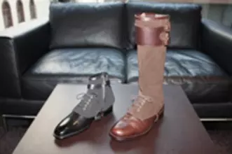 普通の革靴をブーツに変身させるスパッツ