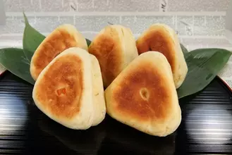 味噌汁にも合う米粉のおむすびパン