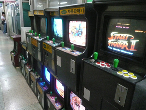 韓国ソウルの中古ゲーム筐体専門店街を歩く