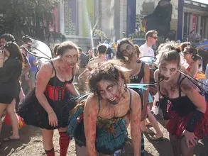 ゾンビが街を練り歩く……本気モードの大人の仮装