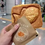 最近ソウルでよく見かける、パン生地のたい焼き