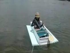 災害時、ボートに早変わりするベンチやソファー