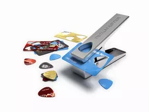 不要なカードをギターのピックにするパンチ